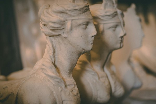 Quels sont les critères pour choisir une villa en Provence avec des ateliers de sculpture sur argile et des visites de musées?